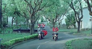Einige Tage später fuhr eine Gruppe von Polizisten mit den Motorrädern vor Jerrys Haus vor und sie brachten ihm viele rote Luftballons.