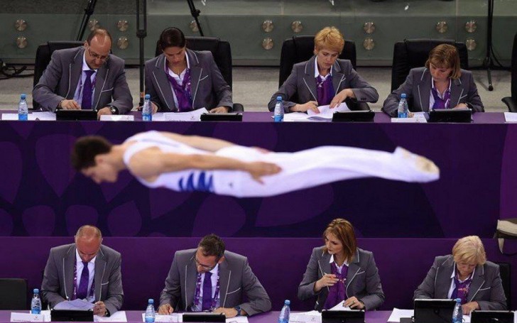1. Enkele juryleden zitten 'echt op te letten' tijdens de Spelen in Bakoe Azerbeidjan.