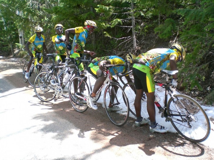8. Il team ciclistico del Rwanda vede per la prima volta la neve.