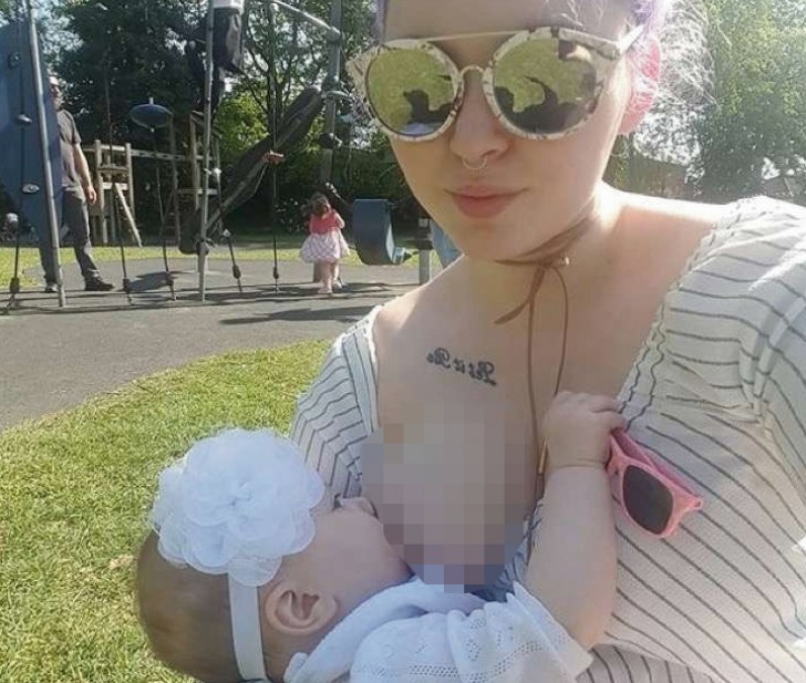 Una giovane mamma è stata aggredita verbalmente per aver condiviso una foto in cui la si vede allattare la figlia in un parco.