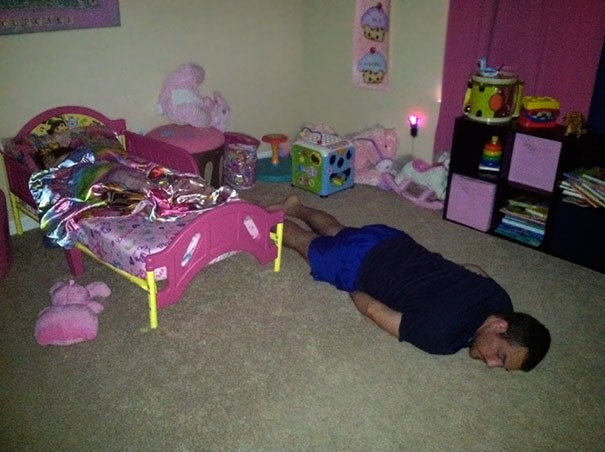 18. Dad somehow managed to put the baby to bed ... But now he's completely wasted!