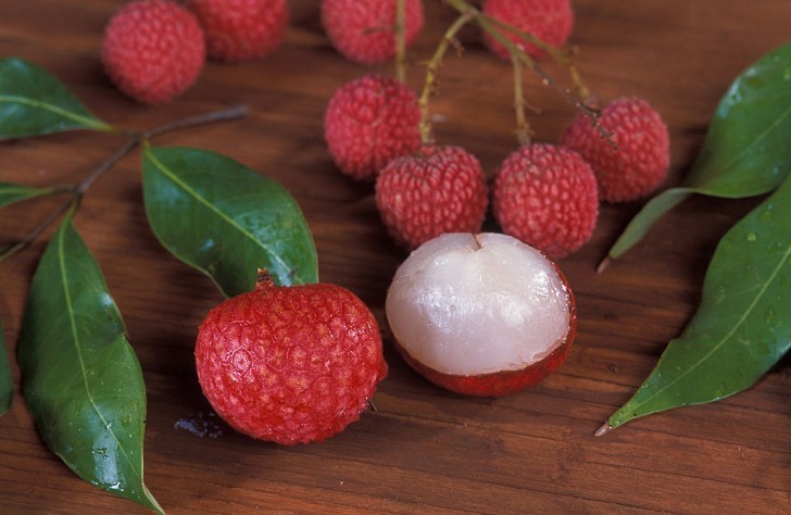Lichti är också känt som körsbäret från Kina: det ser ut som en liten frukt med träskal och vitt fruktkött.
