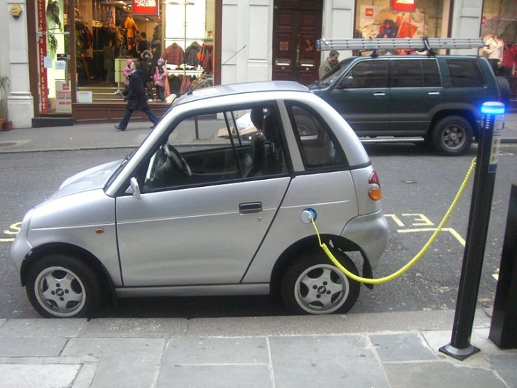 Les véhicules électriques auront tous les avantages des voitures à combustibles fossiles: vitesse et commodité lors du ravitaillement.
