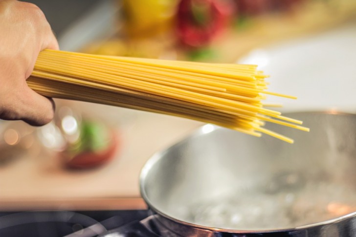 4. Olijfolie in de pan doen wanneer je pasta kookt.