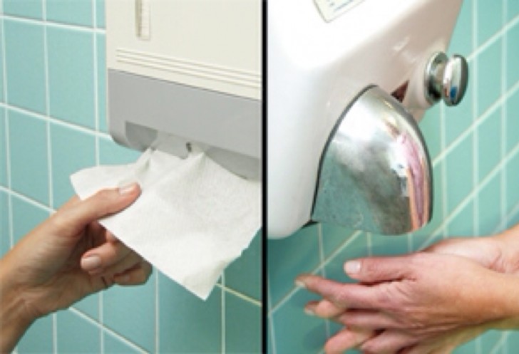 5. Asciugarvi le mani con tovaglioli di carta.