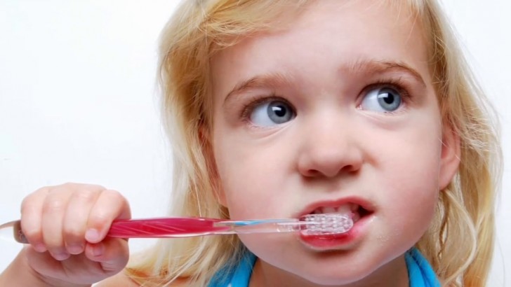7. Lavare i denti facendo solo movimenti orizzontali