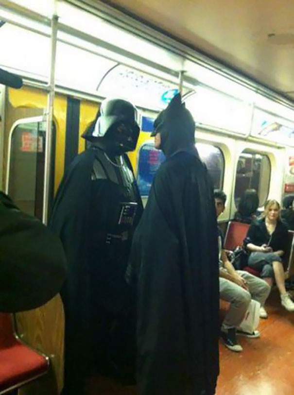 4. Anche super eroi e super cattivi prendono la metro. Ma quando si incontrano...