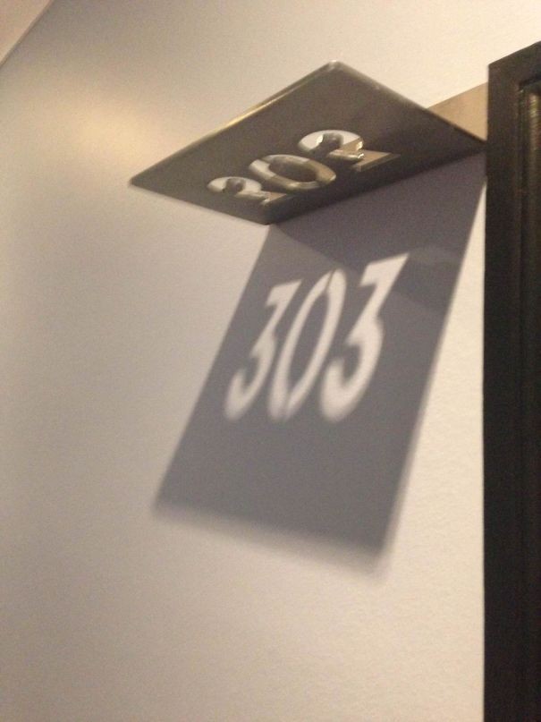 10. Il numero di questa stanza è proiettato dall'ombra.