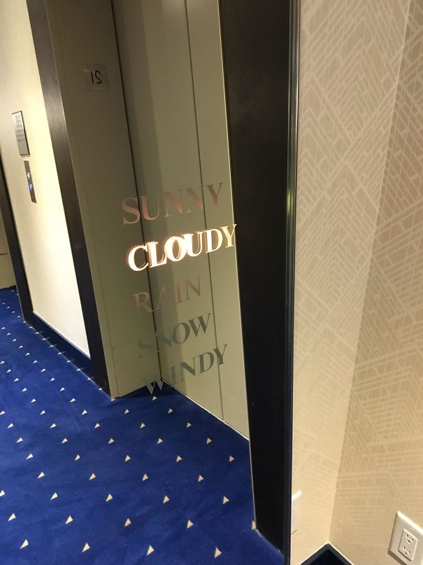 13. Lo specchio di questo hotel ci avvisa del tempo che c'è fuori.