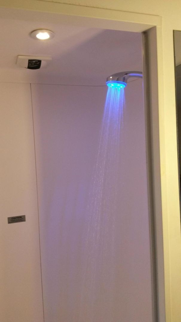 14. Questa doccia ha un led colorato che ci comunica quando l'acqua diventa calda.