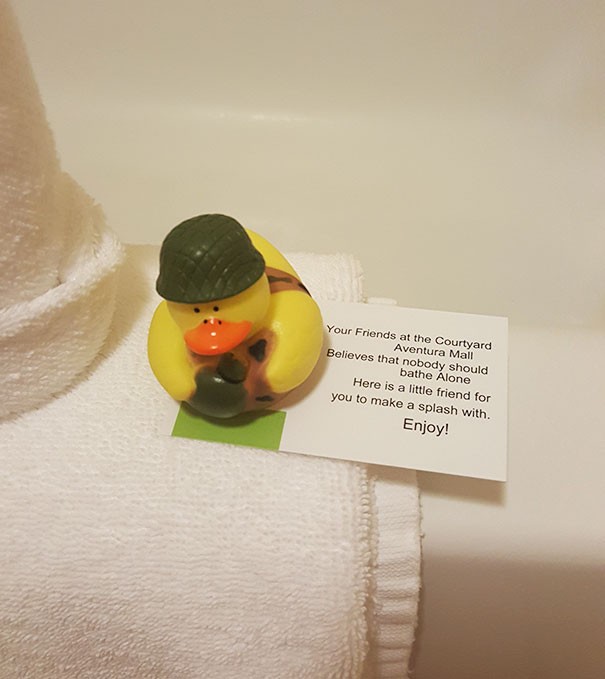 5. In questo hotel vi forniscono una paperella da usare in caso vi annoiaste durante un bagno.