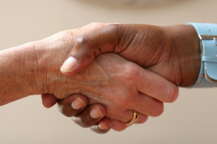 #9 Dovete stringere la mano di qualcuno di cui vi serve la fiducia?