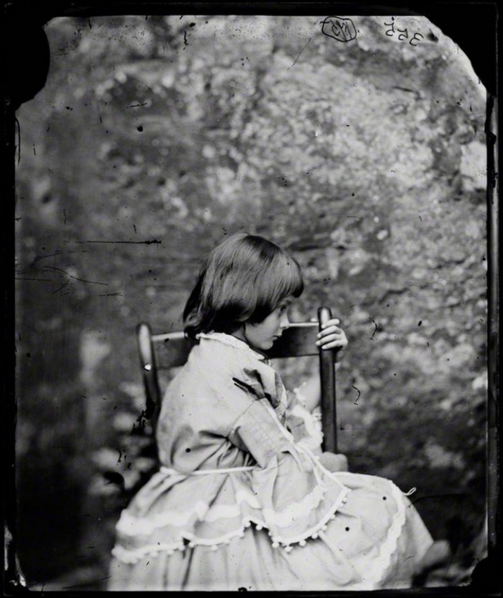 La vicenda iniziò nel 1862 quando Carroll conobbe le figlie di un suo caro amico, Hendry Liddell, una delle quali si chiamava Alice e all'epoca aveva 10 anni.
