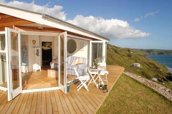 Estamos na costa sul da Inglaterra (Cornwall) e em um promontório fica esta bela casa.