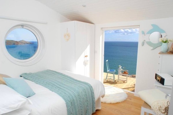 The windows on the wall and the door are made with circular glass that resembles the portholes of cruise ships.