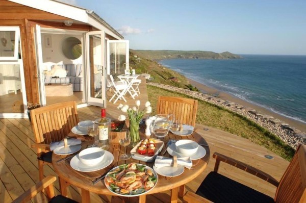 Fora ela tem um belíssimo terraço onde é possível tomar café da manhã ouvindo o barulho do mar.