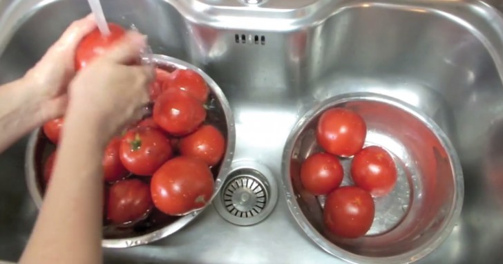 1. Lave bem os tomates.