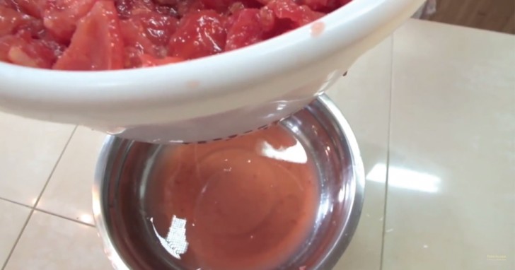 4. Lorsque vous avez fini d'éplucher et de couper les tomates, laissez-les dans la passoire pendant 20 minutes supplémentaires pour éliminer le plus d'eau possible