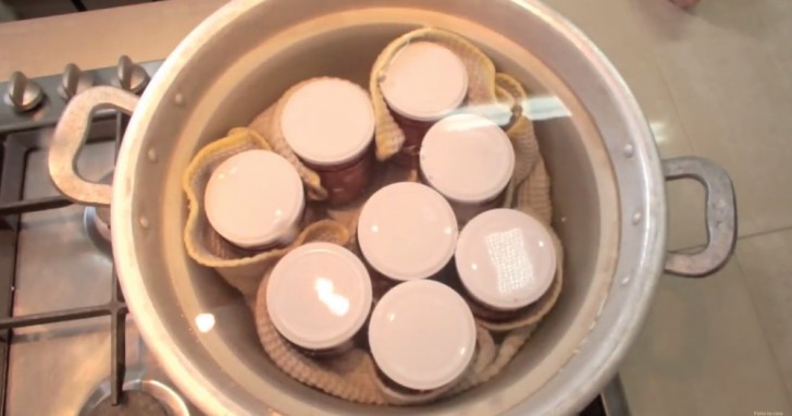 6. Une fois les pots remplis, vous pouvez les fermer, les placer dans une casserole et les séparer par un chiffon. Recouvrez les soigneusement avec de l'eau et laissez bouillir au bain-marie pendant 1 heure