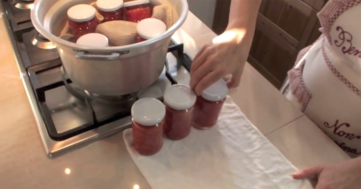 7. Une fois que l'eau a complètement refroidi, vous pouvez retirer les pots de la casserole, étiquetez-les (si vous le souhaitez!) Et mettez les dans le garde-manger.