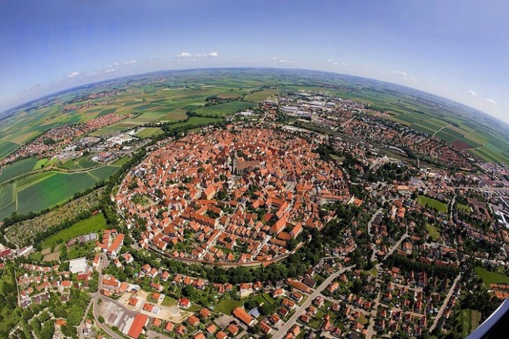 1. La città bavarese di Nördlingen è stata costruita all'interno di un cratere formato dall'impatto con il suolo di un meteorite, atterrato circa 14 milioni di anni fa.