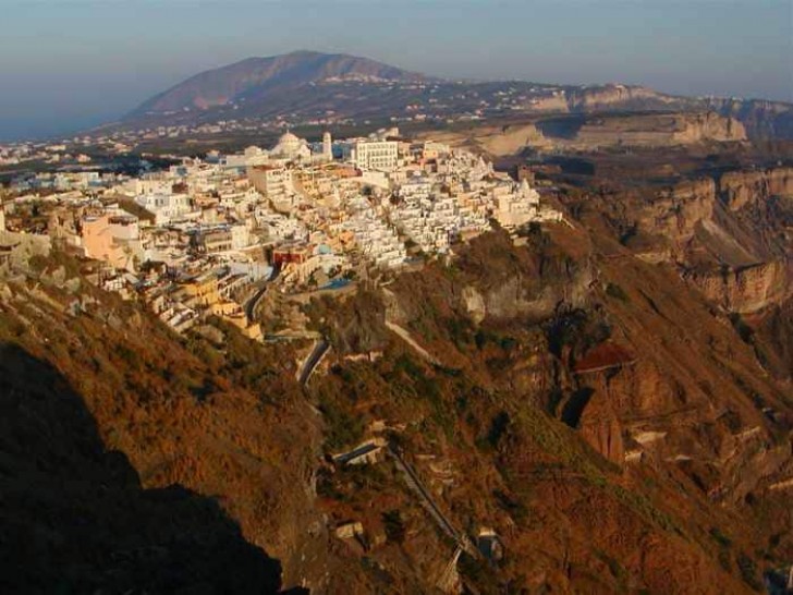 13. La città di Fira, a Santorini, si affaccia sulla scogliera.