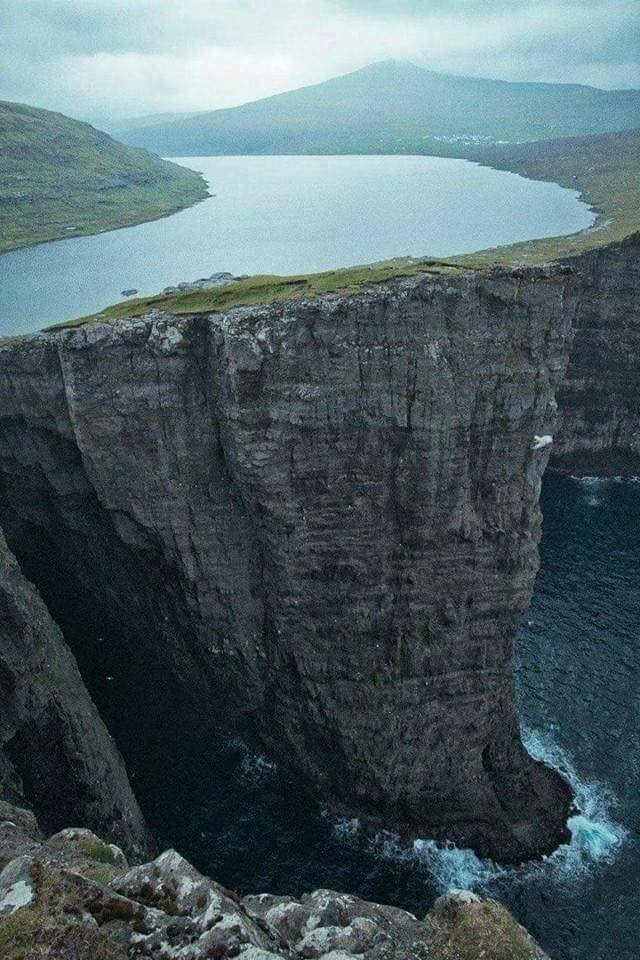 16. Un lago sopra l'oceano, Isole Faroe.