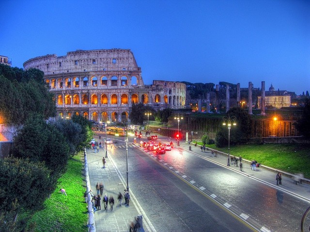 17. Via dei Fori Imperiali con vista sul Colosseo, Roma.