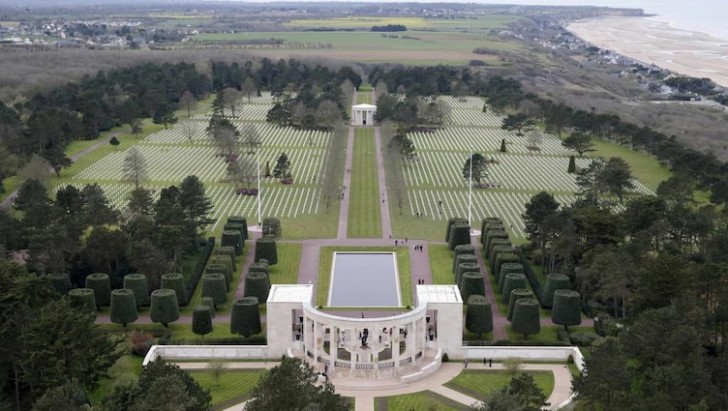 18. L'immenso cimitero memoriale in Normandia.