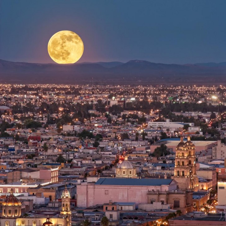 26. Luna piena nella città di Durango, Messico
