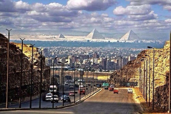 3. La città de Il Cairo con le piramidi in lontananza