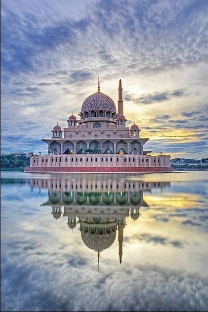 La belle mosquée de Putra en Malaisie.