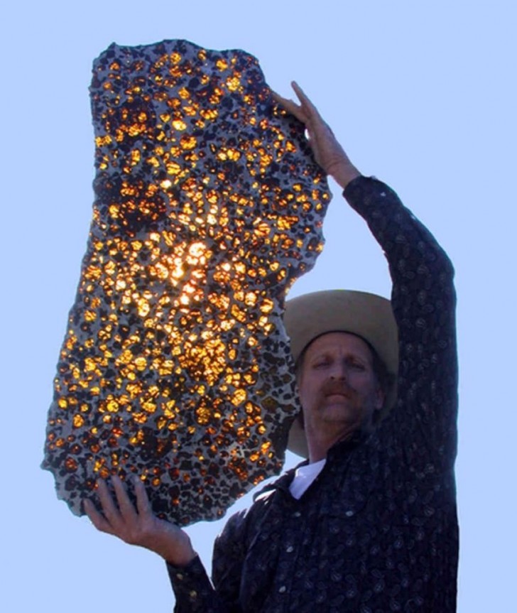 Il meteorite Fukang di fronte al sole