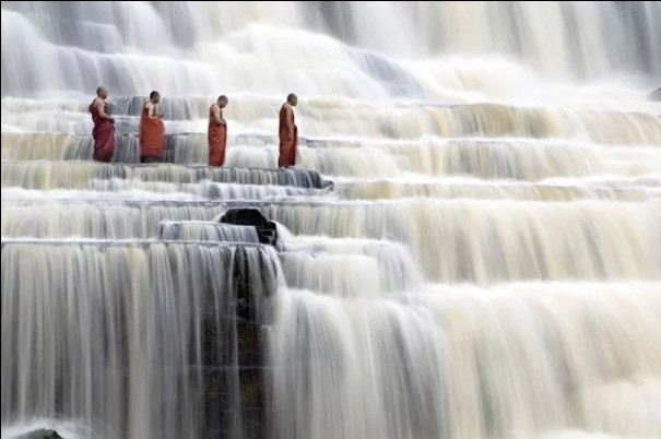 Monaci meditano sulle cascate Pongour