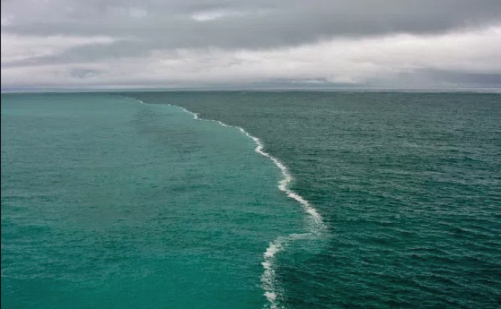 Alasca: dois oceanos se encontram sem se misturarem.