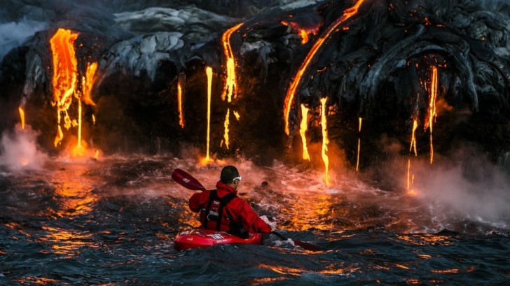 Ein Kajak in der Nähe von geschmolzenem Lava, auf Hawaii.