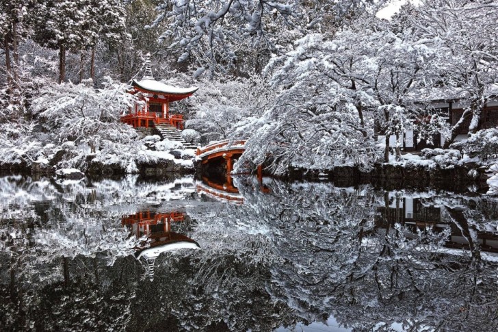 Ett tempel i Kyoto täkt av snö