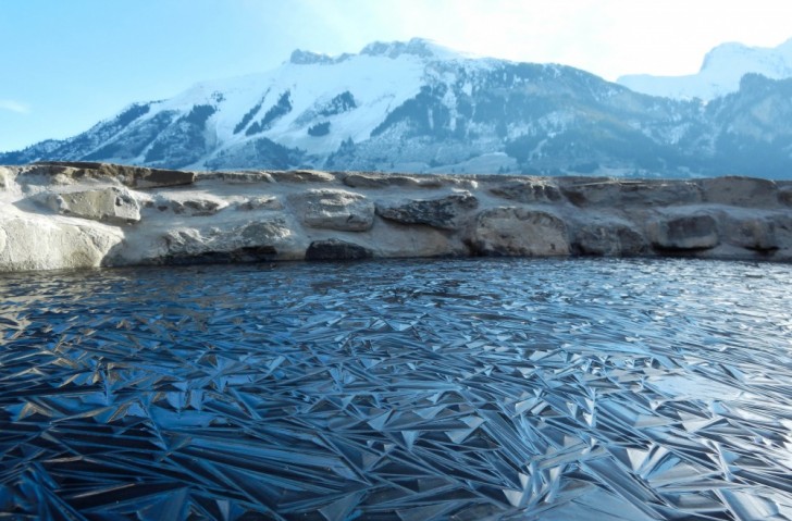 Zwitserland: het water bevriest in geometrische vormen