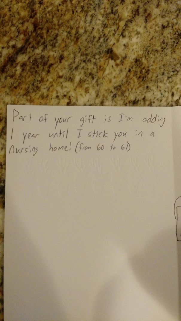 #6. Il biglietto di Natale da parte di mio figlio: "Il mio regalo è quello di ritardare di 1 anno il momento in cui ti metterò in una casa di riposo (da 60 a 61 anni)".