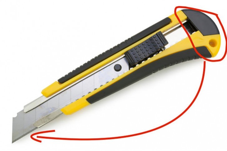 The top end piece of a utility knife with segmented blades