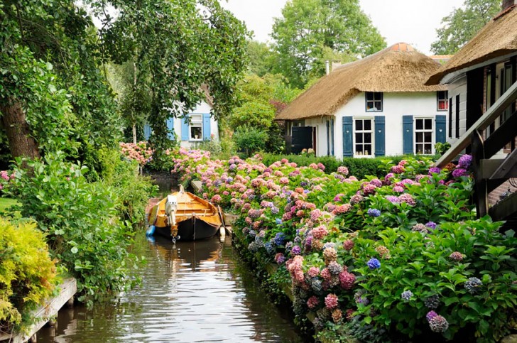 Giethoorn è un paese di 2600 abitanti in cui non circolano automobili.