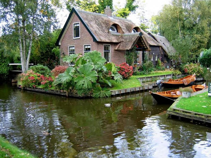 De nombreuses autres villes sont situées autour de Giethoorn et méritent d'être visitées: Amsterdam est à 120 km.