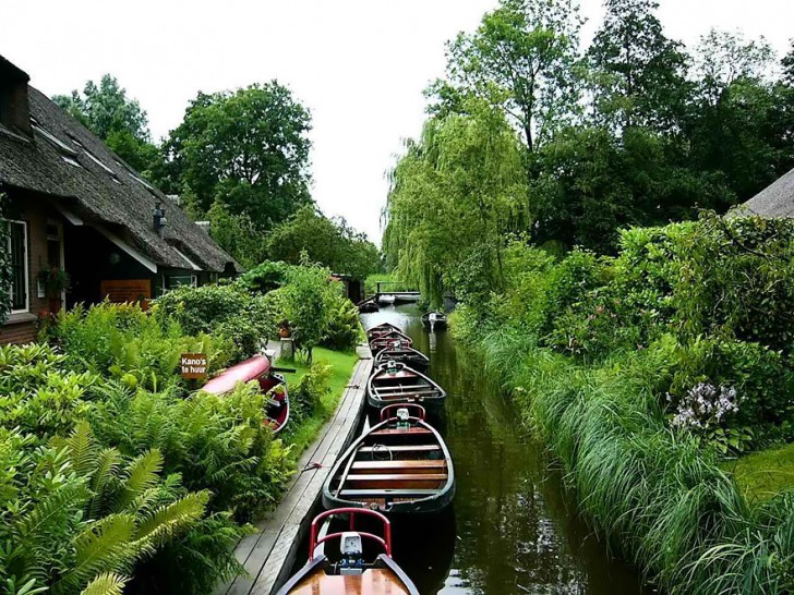 Als die Flüchtlinge ankamen, fanden sie eine große Anzahl von Ziegenhörnern vor, die bei der Flut gestorben waren. Giethoorn bedeutet direkt übersetzt "Ziegenhorn".