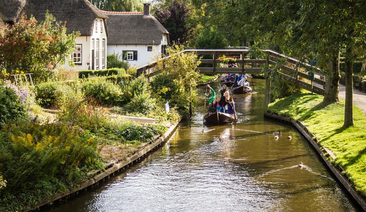 Les bateaux typiques de cette petite ville ont un fond plat et sont poussés sur la surface de l'eau par une longue perche.