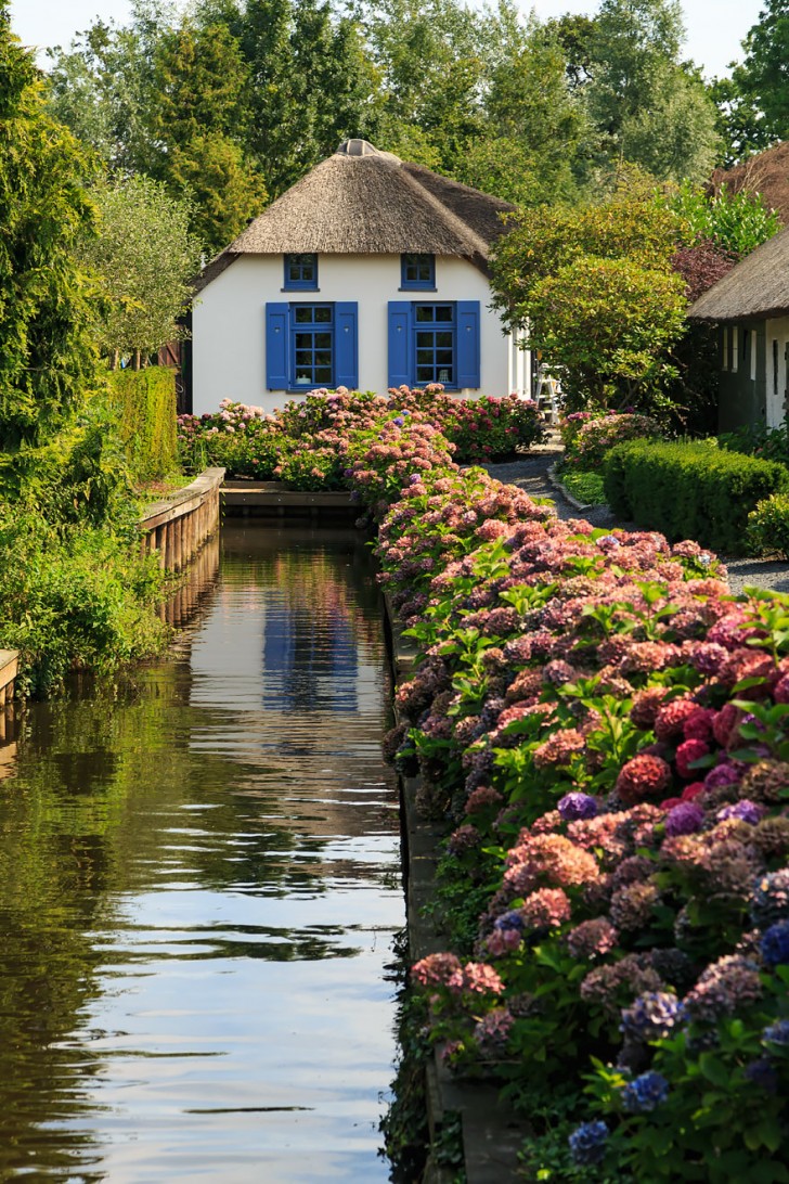 El frenesí y los ruidos de las ciudades permanecen asombrosamente fuera de Giethoorn. Hay solamente una pista ciclable para utilizar como alternativa a las góndolas.