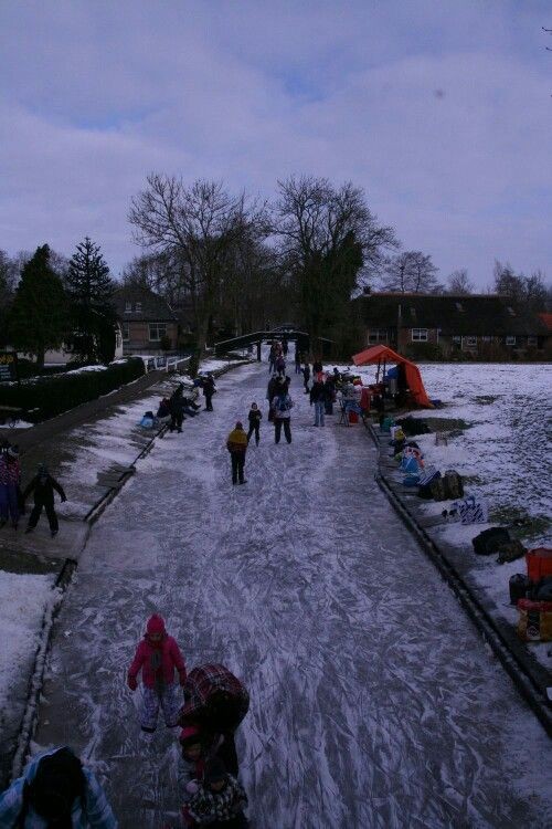 Sympathische Häuser mit Strohdächern säumen die Kanäle...die im Winter gefrieren und eine Piste für Eisläufer werden!