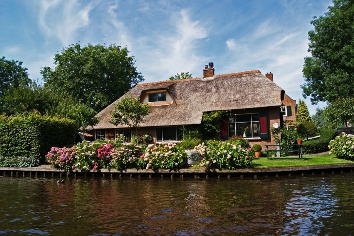 Die Natur ist ein Meisterwerk in dieser holländischen Oase. Das ganze Dorf ist von grünem Rasen bedeckt, und Bäume und Blumen spiegeln sich in den Kanälen.