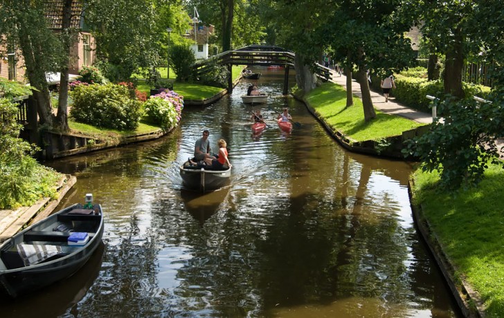 Om het water over te kunnen steken gebruikt men houten bruggetjes, er zijn er meer dan 50.