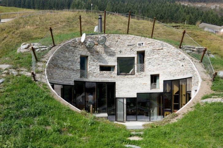 Het verbod op huizen bouwen die het aanzicht zouden veranderen heeft een architect ertoe gebracht om een huis te bouwen in het gesteente.