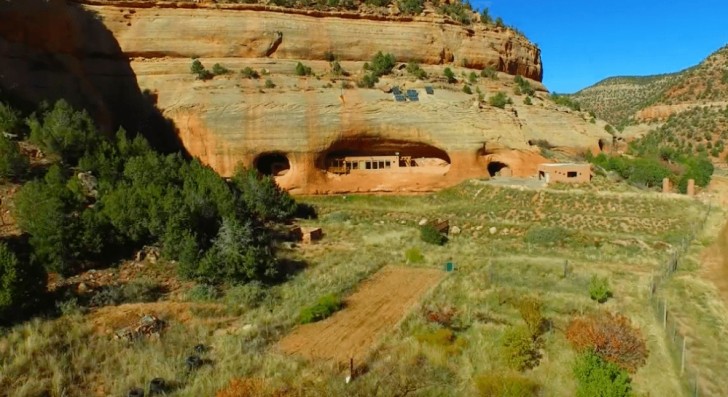 4. Een huis uitgehouwen uit de rotsen van de Montezuma Canyon (Utah, V.S.)